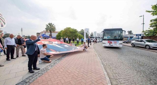 Başkan Soyer, Kocatepeden İzmire taşınacak Türk bayrağını teslim etti