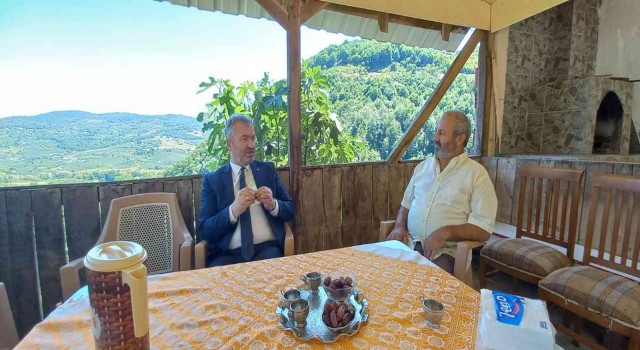 Başkan Topaloğlundan hacılara zemzem suyu ve hurma