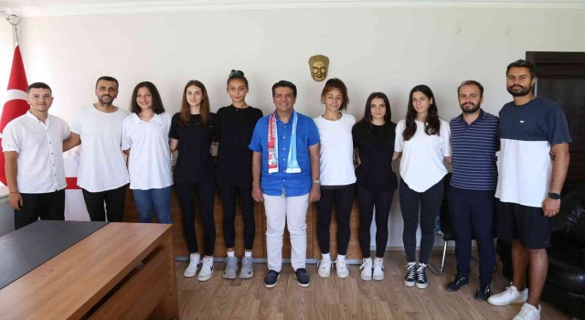 Başkan Turgay Genç, voleybol takımını ağırladı