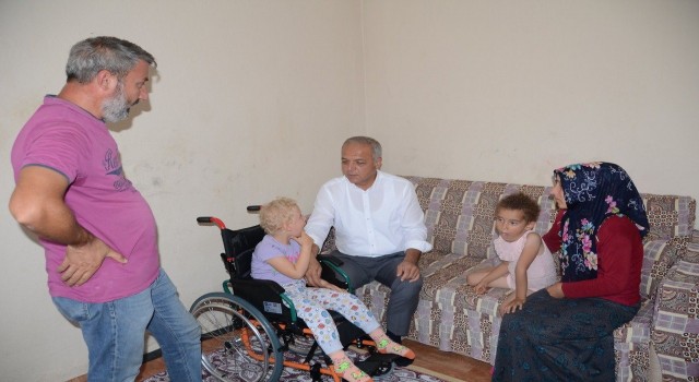 Başkan Üçoktan Rana ve Muhammede tekerlekli sandalye