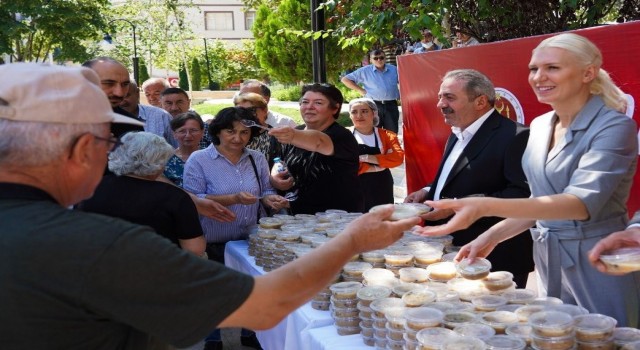 Başkan V. Subaşı vatandaşlara aşure ikram etti