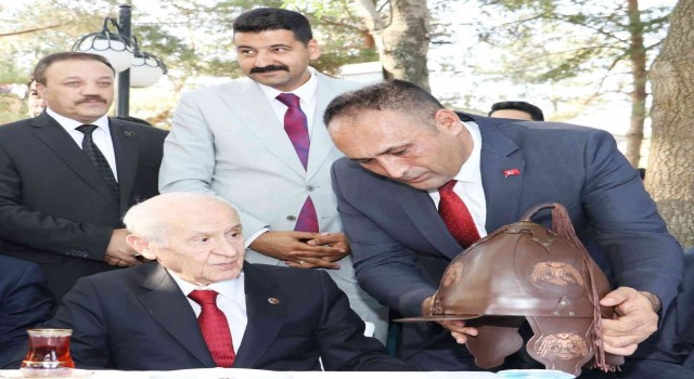 Başkan Yılmazdan Bahçeliye Malazgirt Zaferinin yıl dönümünde anlamla hediye