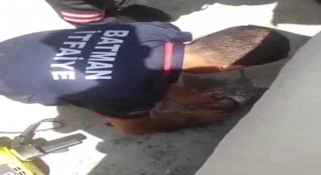 Batmanda itfaiye personeli kurtardığı kediyi kalp masajıyla hayata döndürdü