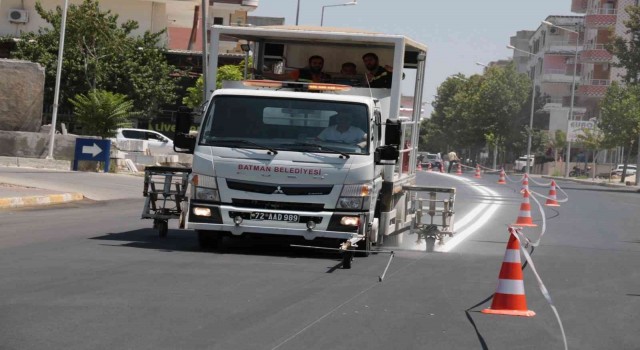 Batmanda silinmeye yüz tutmuş yol çizgileri daha belirgin hale getiriliyor