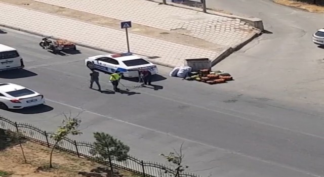 Batmanda yürek ısıtan görüntü: Polis görür görmez durdu ve yardıma koştu