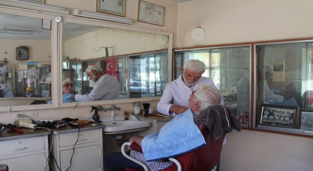 Bayburtun en yaşlı berberi mesaiye radyonun düğmesine basarak başlıyor