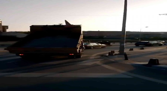 BEDAŞa ait kamyonet trafikte damperi açık şekilde ilerledi
