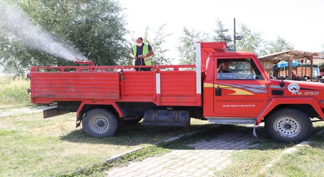 Belediye ekipleri park ve bahçelerde ilaçlama yaptı