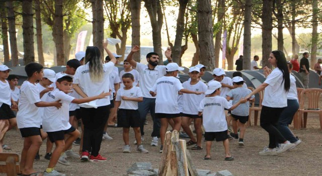 Belediye etkinlik düzenledi, tatil imkanı olmayan gençler doyasıya eğlendi