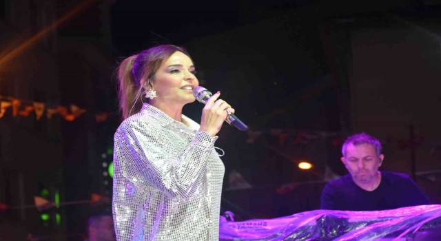 Bengü hayranları, yağmura rağmen konser alanını terk etmedi