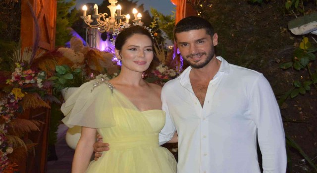 Berk Oktay ile evlenmeye hazırlanan Yıldız Çağrı Atiksoya kına gecesi
