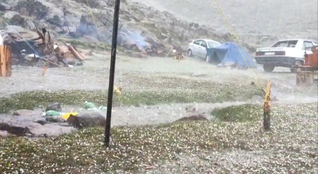 Beyağaça fındık büyüklüğünde dolu yağdı