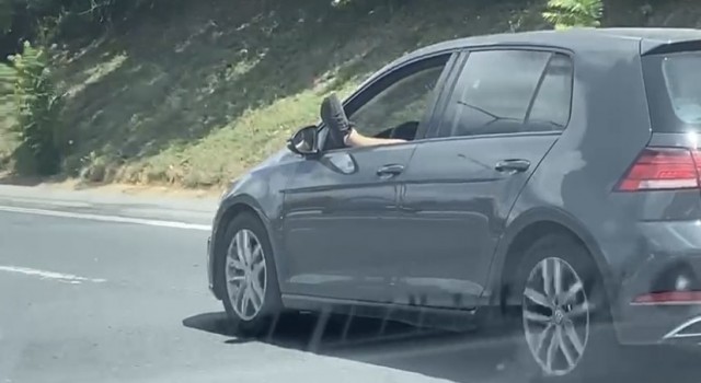 Beykozda ayağını camdan çıkararak araç kullanan şoför pes dedirtti