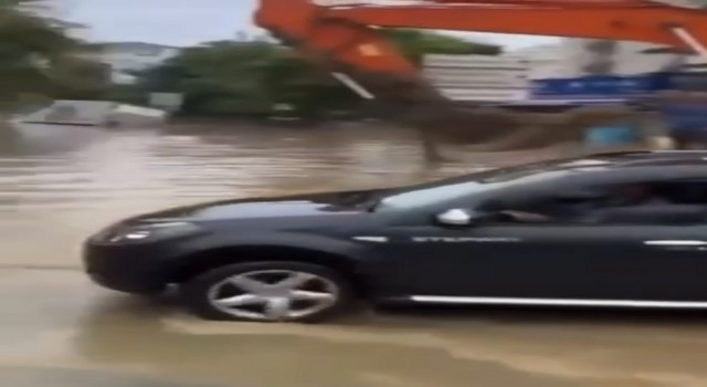 Beykozda göle dönen yolda araçlar mahsur kaldı