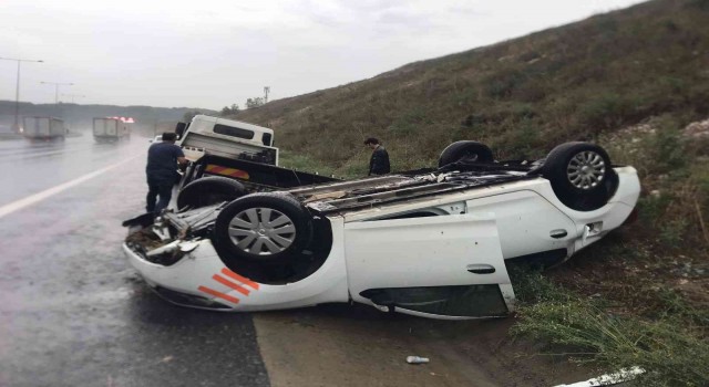 Beykozda Kuzey Marmara Otoyolunda otomobil takla attı: 1 yaralı
