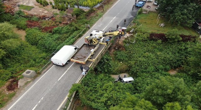 Beykozda yağmurda aracıyla dereye uçan kadın sürücü yaralandı