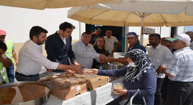 Beylikovada geleneksel aşure ikramı bu yıl da gerçekleştirildi