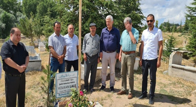 Bıçaklanarak öldürülen veteriner, mezarı başında anıldı