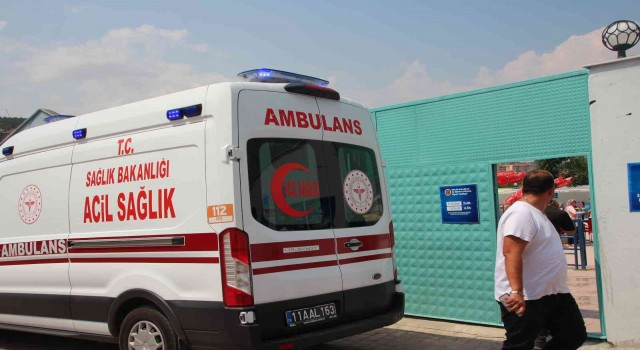 Bilecikte ablasına emanet edilen çocuk havuzda boğulma tehlikesi geçirdi