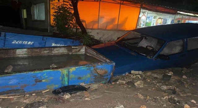 Bilecikte araçlar çamura gömüldü, köprülü kavşak trafiğe kapandı