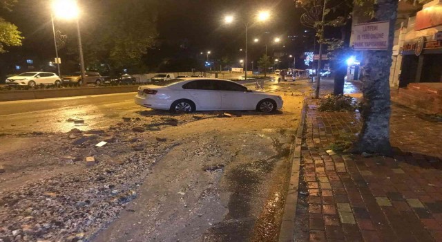 Bilecikte sağanak yağışta araçlar yolda kaldı, ev ve dükkânları su bastı
