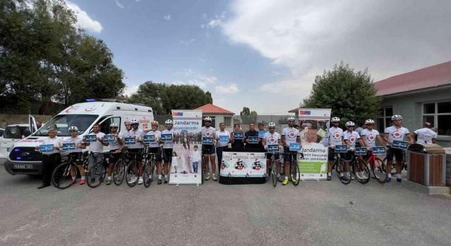 Bin 300 kilometre pedal çevirerek ‘kadına şiddete hayır dediler