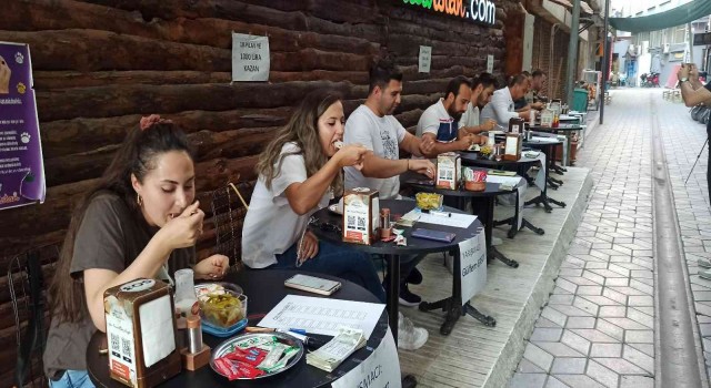 Bin TL ödüllü pilav yeme yarışması renkli görüntülere sahne oldu