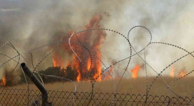 Bingölde eğitim atışı sırasında yangın çıktı: Kurumuş otların bulunduğu yaklaşık 10 dönümlük alan kül oldu
