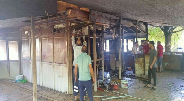 Bingölde yanan büfe kullanılmaz hale geldi