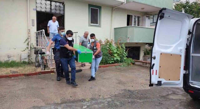 Bir süredir haber alınamıyordu, komşuları balkondan eve girince şoke oldular