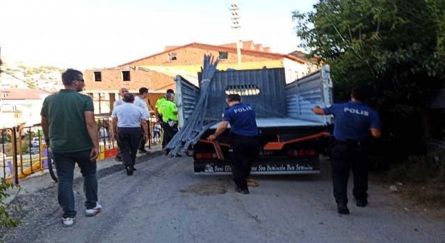 Bisikletiyle kamyonun altına giren çocuk öldü