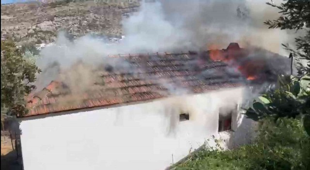 Bodrumda müstakil ev alev alev yandı