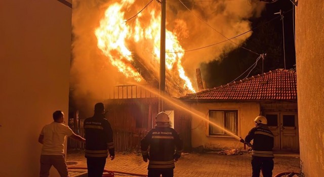 Boluda, 2 katlı ahşap ev alev alev yandı