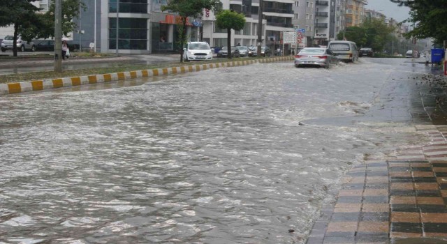 Bozüyükte ani bastıran dolu ve sağanak yağış hayatı olumsuz etkiledi