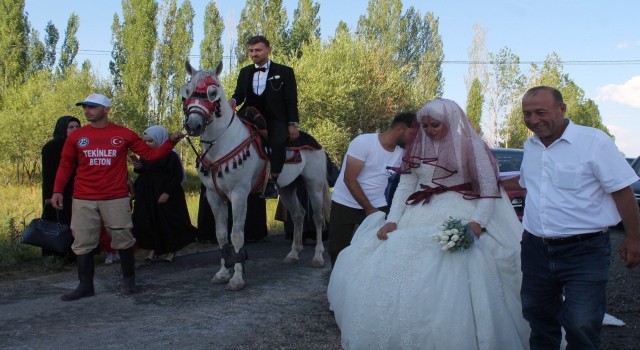 Bu kez ata gelin değil damat bindi