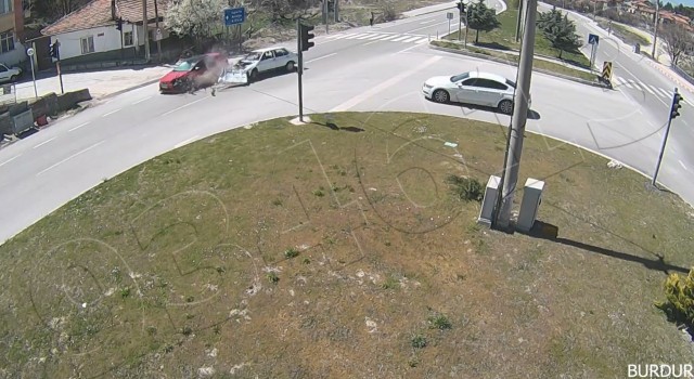 Burdurda kavşak üzerindeki kazalar kamerada
