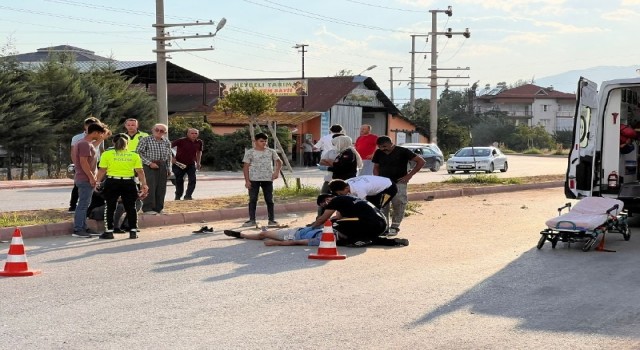 Burdurda motosiklet refüje çarptı: 1i ağır 2 yaralı