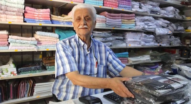 Burhaniyede 35 yıl muhtarlık yaptı şimdi tuhafiyeci oldu