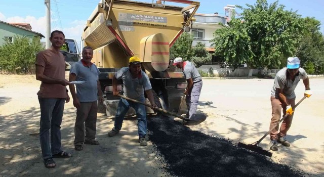 Burhaniyede doğalgaz çalışmalarında bozulan yollara onarım