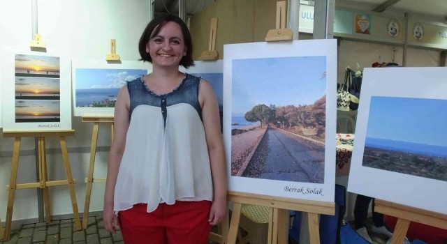 Burhaniyede kadın müzisyenin fotoğraf sergisi ilgi gördü
