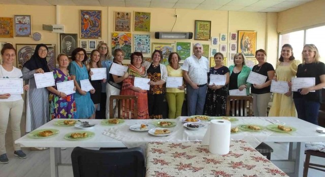 Burhaniyede kadın ressamlar belgelerini aldı
