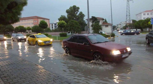 Burhaniyede yağmur etkili oldu