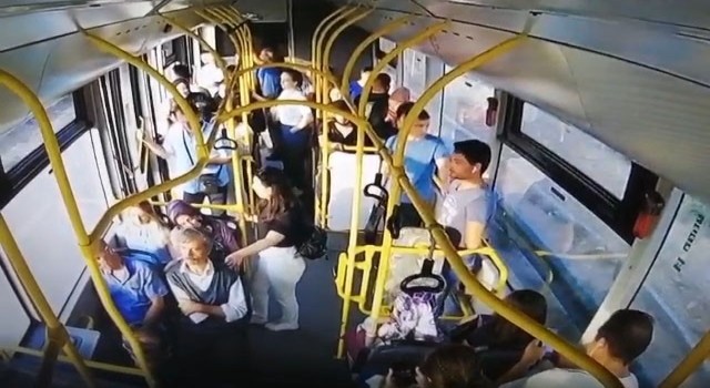 Bursada 23 kişinin yaralandığı kaza otobüs kamerasına yansıdı
