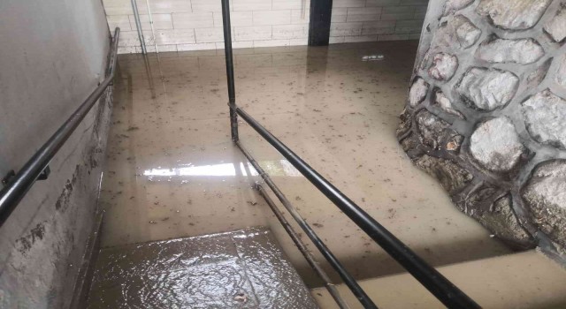 Bursada altgeçitler suyla doldu, vatandaşlar zor anlar yaşadı