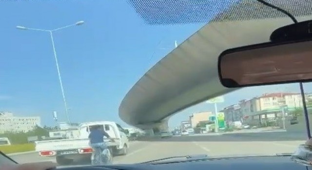 Bursada bisikletli gencin tehlikeli yolculuğu kameralarda