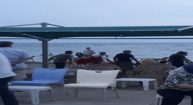 Bursada deniz kenarında sandalyeli kavga kameralarda