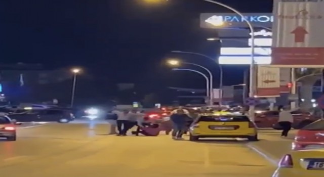 Bursada eğlence çıkışı ortalık savaş alanına döndü: Kavga anı kameraya yansıdı