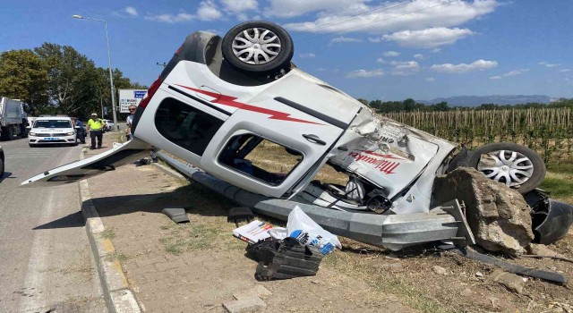 Bursada hafif ticari araç takla attı: 1i ağır 4 yaralı