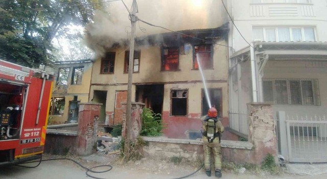 Bursada iki katlı ahşap ev küle döndü