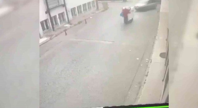 Bursada inanılmaz kaza kamerada...Ekmek teknesinin altında kaldı